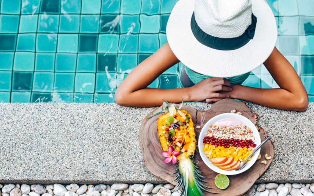 Mujer comiendo sano piscina