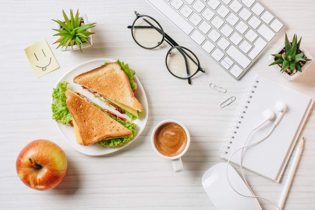 comida y fruta en la oficina - mejores horas comer fruta